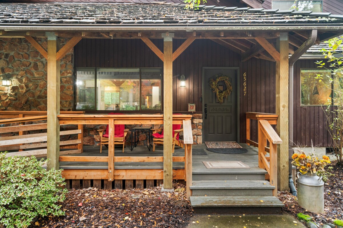 Alpine Cabin covered front porch