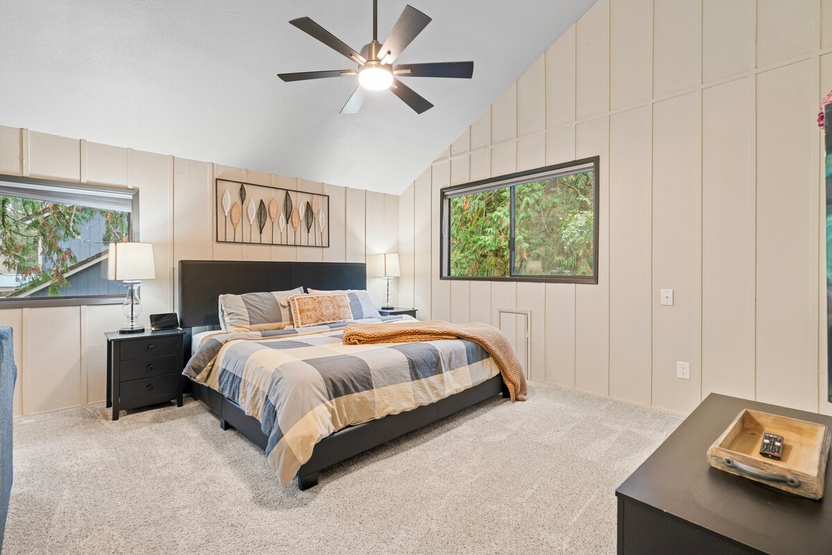 Alpine Cabin king bedroom