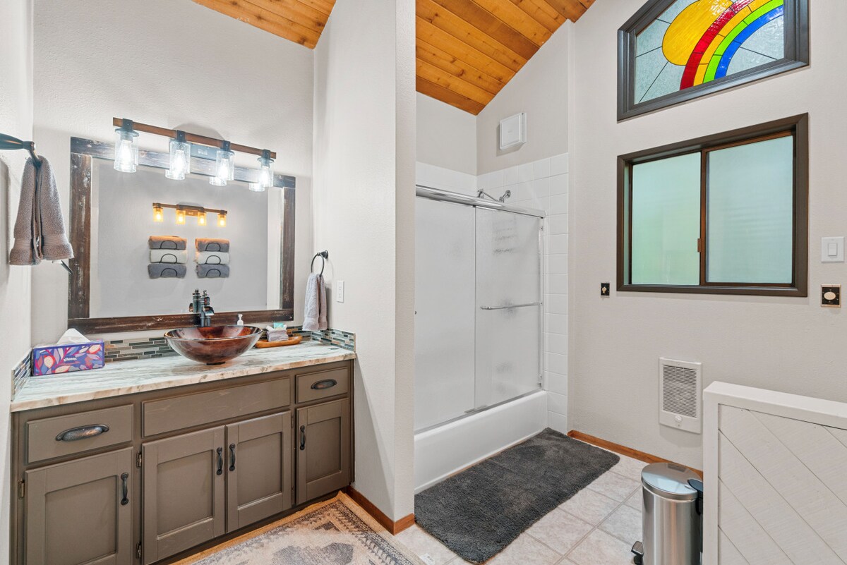 Alpine Cabin full bathroom