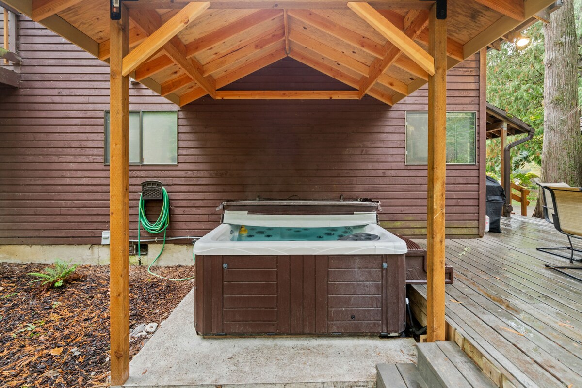 Alpine Cabin private hot tub under cover