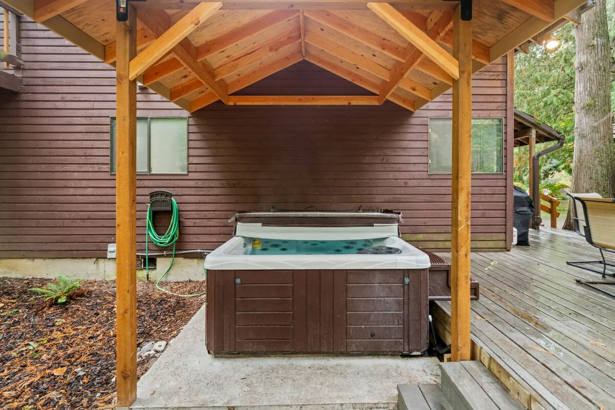 Private covered hot tub at Alpine Cabin