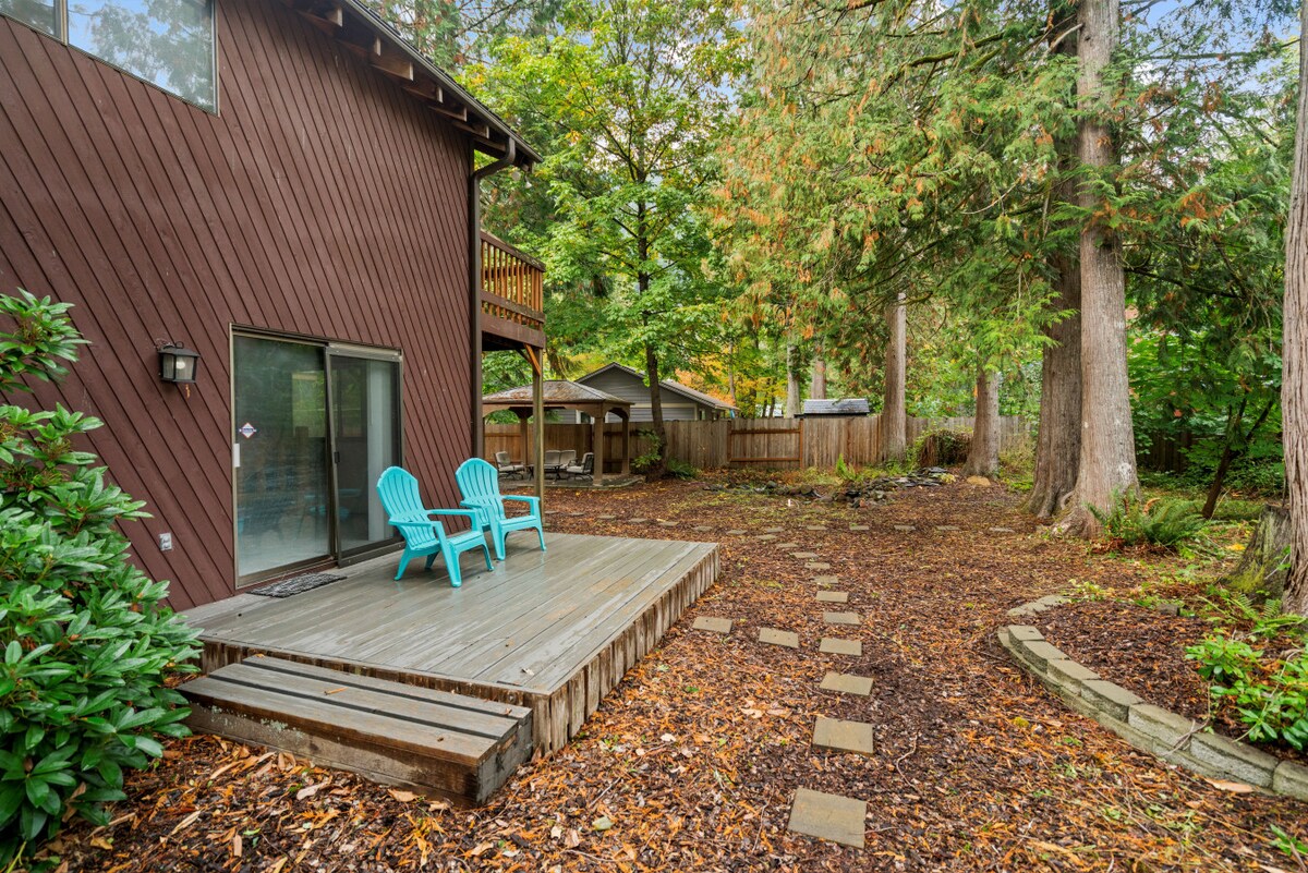 Alpine Cabin private backyard