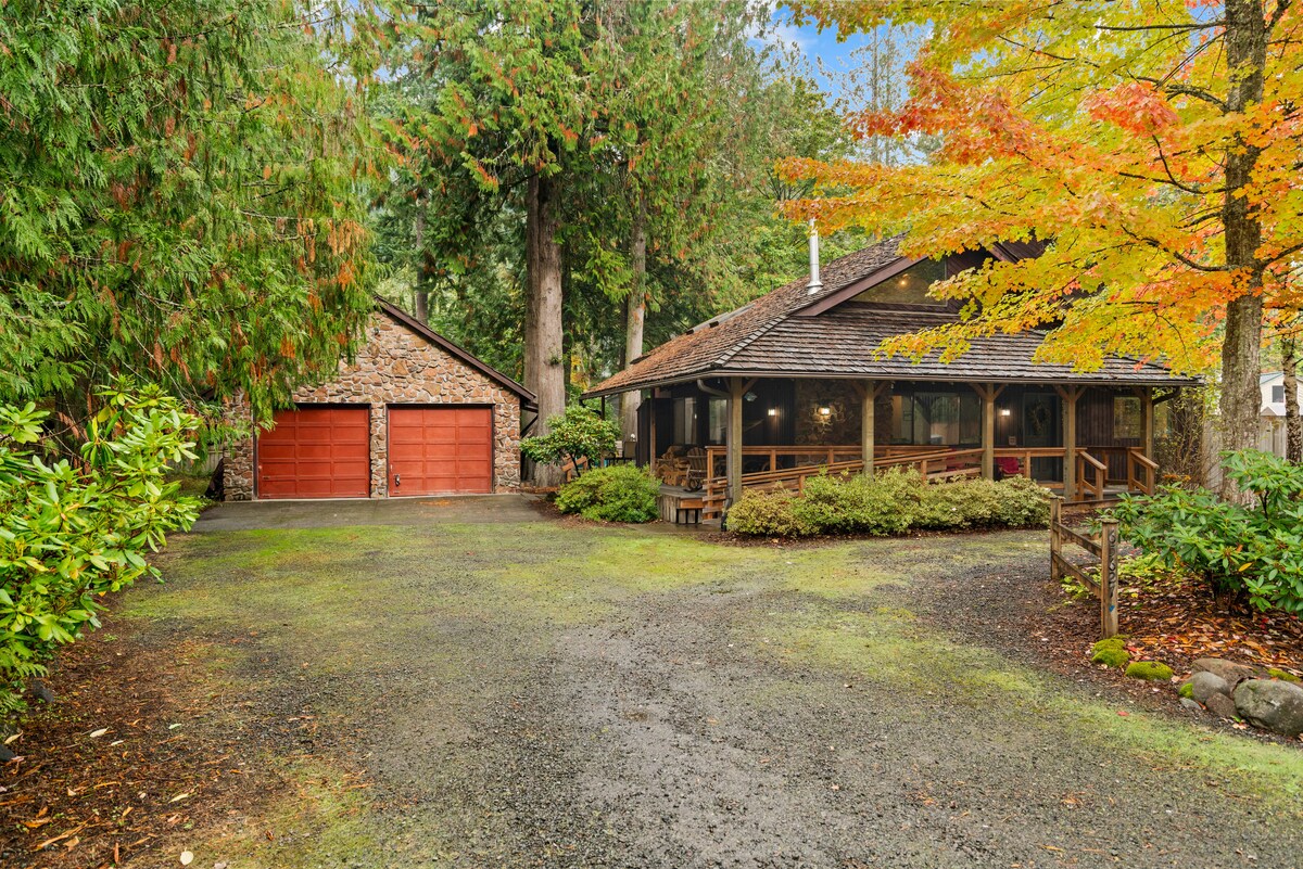 Alpine Cabin driveway and detached game room