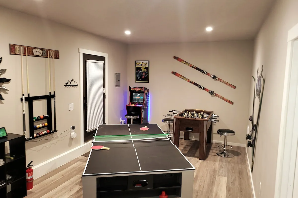Detached game room at Alpine Cabin