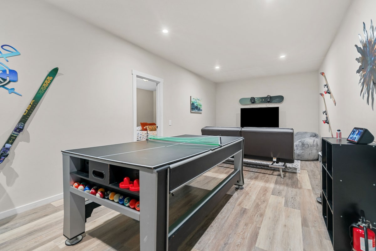 Alpine Cabin ping-pong room