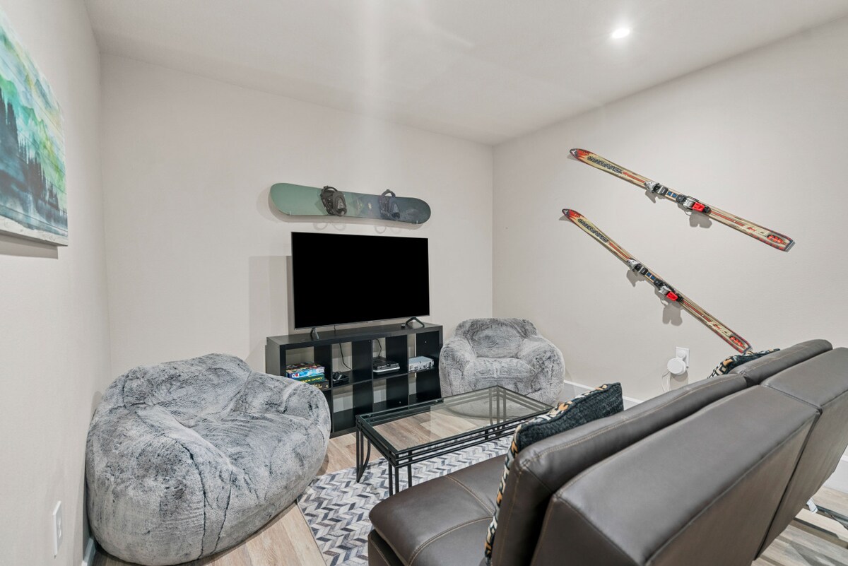 Alpine Cabin game-room lounge