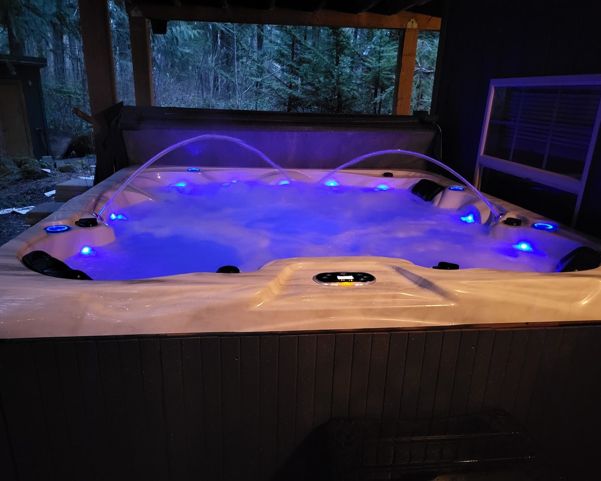 Lost Shelter Chalet private hot tub