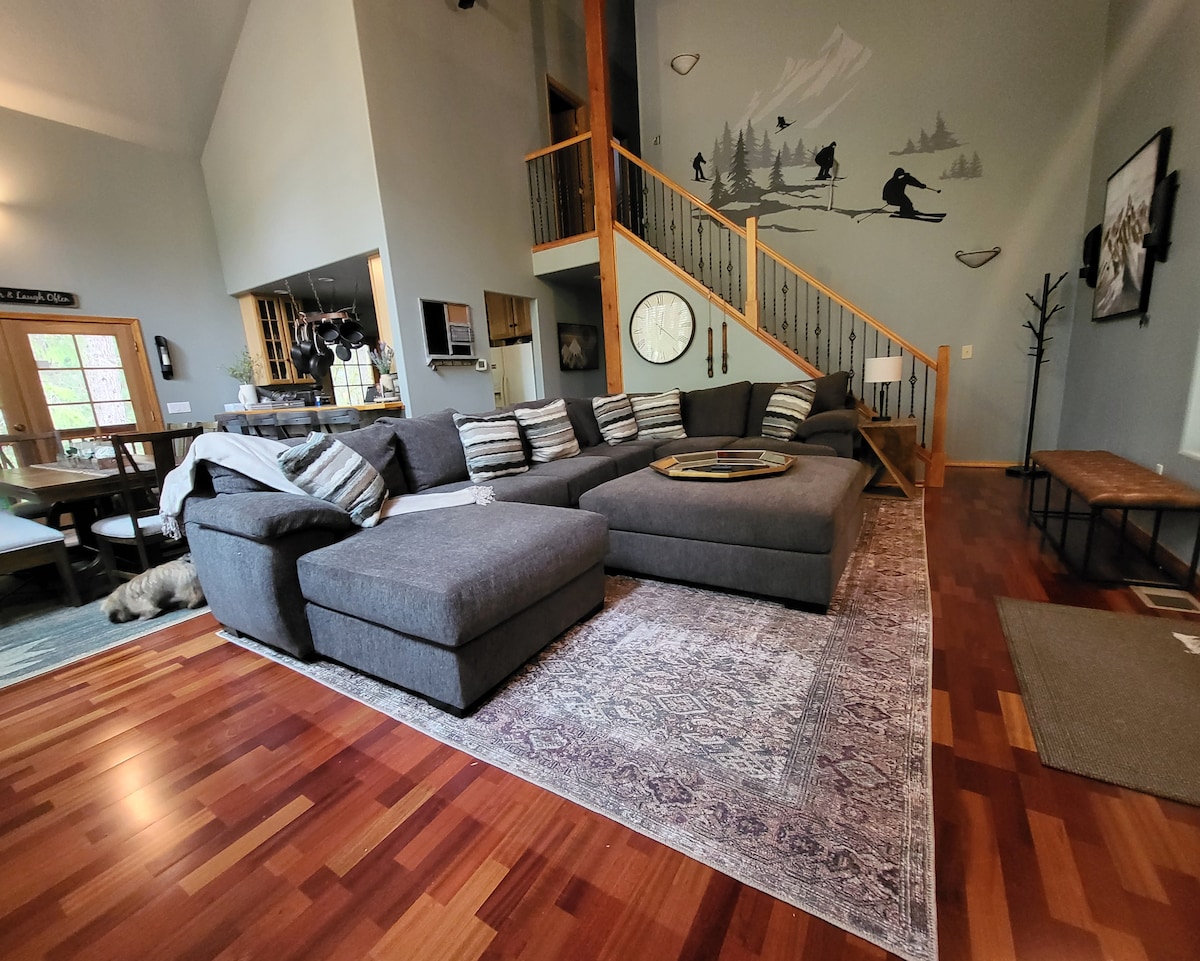 Lost Shelter Chalet great room