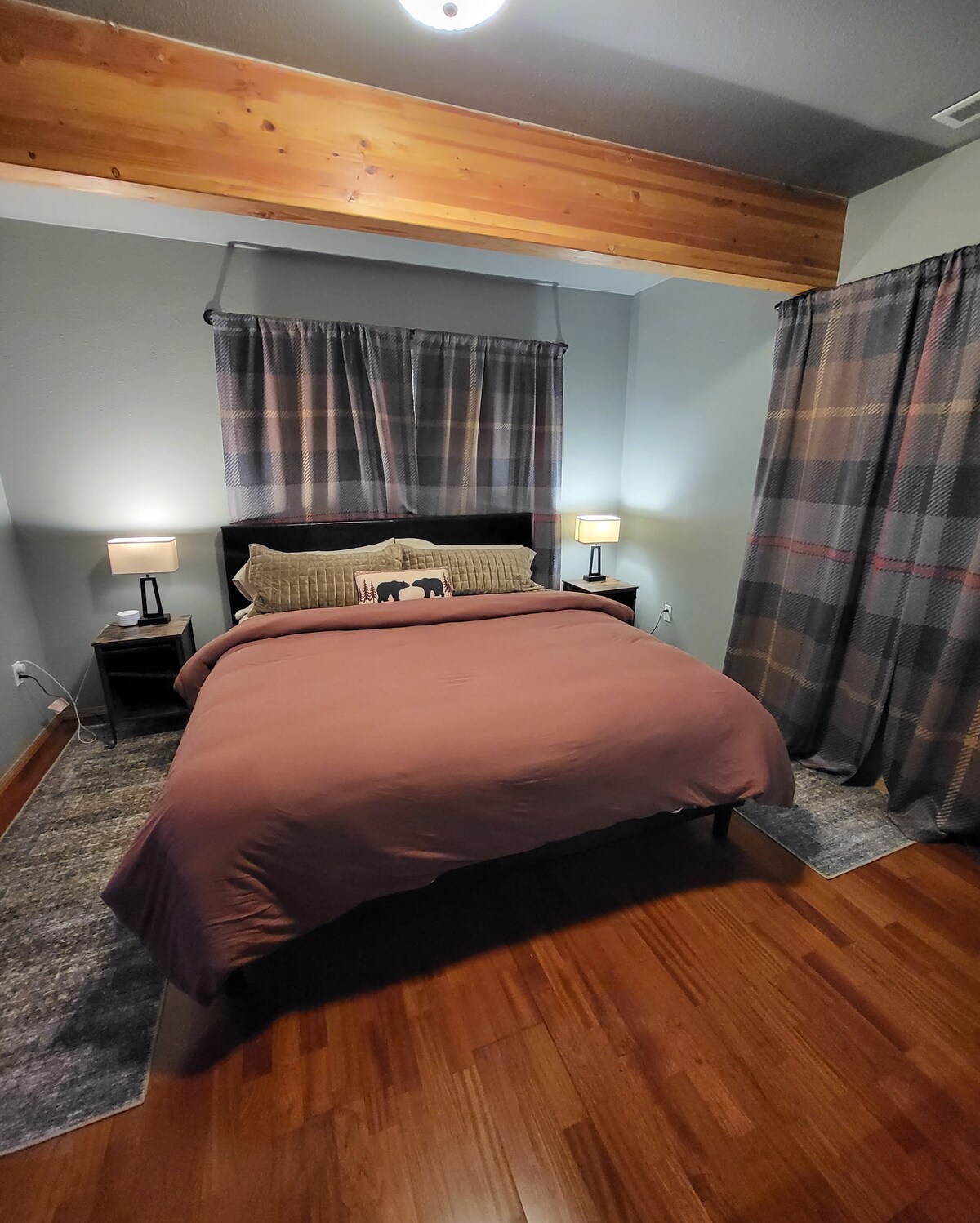Lost Shelter Chalet bedroom