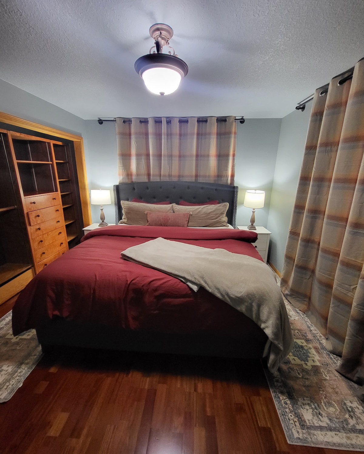 Lost Shelter Chalet queen bedroom