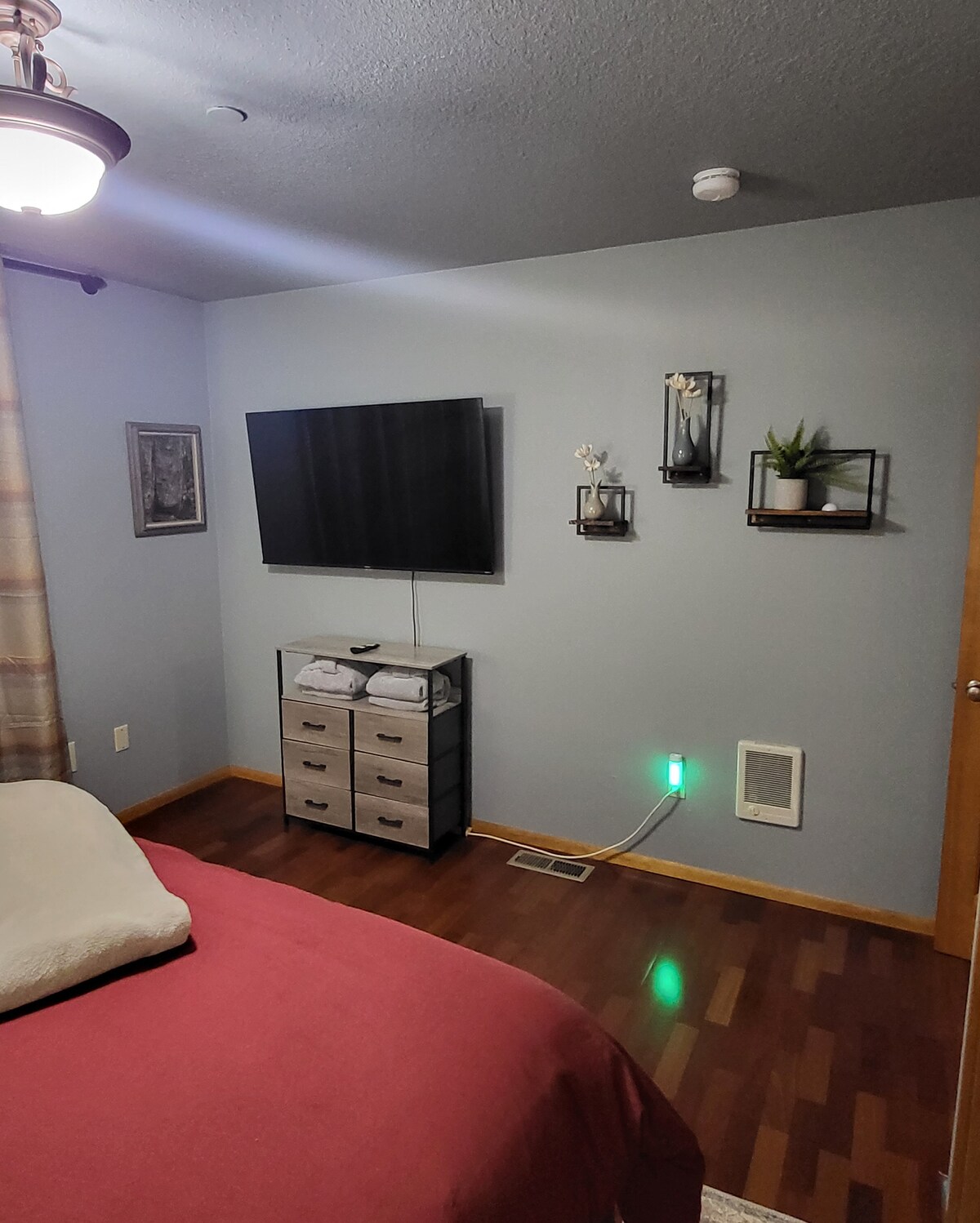 Lost Shelter Chalet bedroom with television