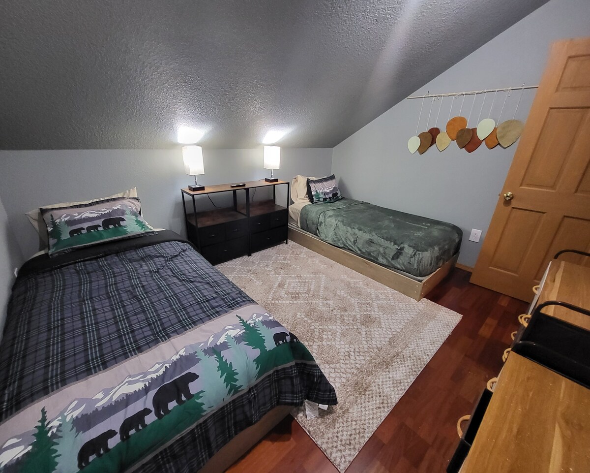 Lost Shelter Chalet family bedroom