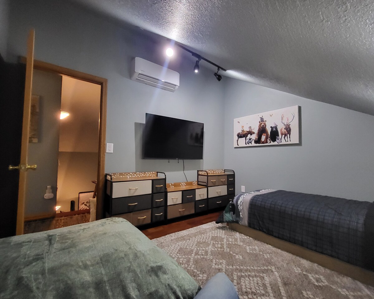 Lost Shelter Chalet king bedroom