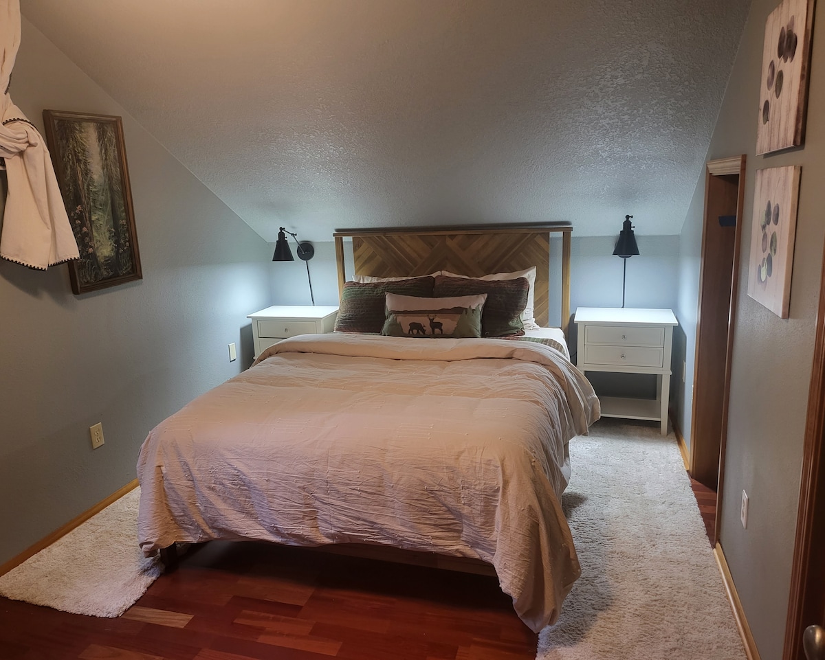 Lost Shelter Chalet guest bedroom